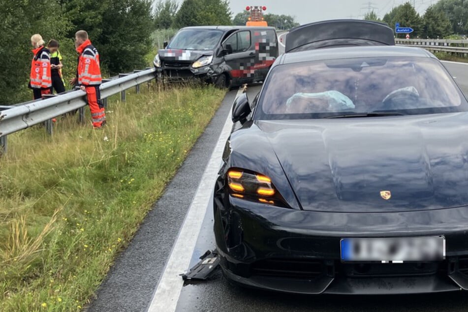Heftiger Crash auf Autobahn: Porsche kracht in Ford-Transit, zwei Kinder unter den Verletzten