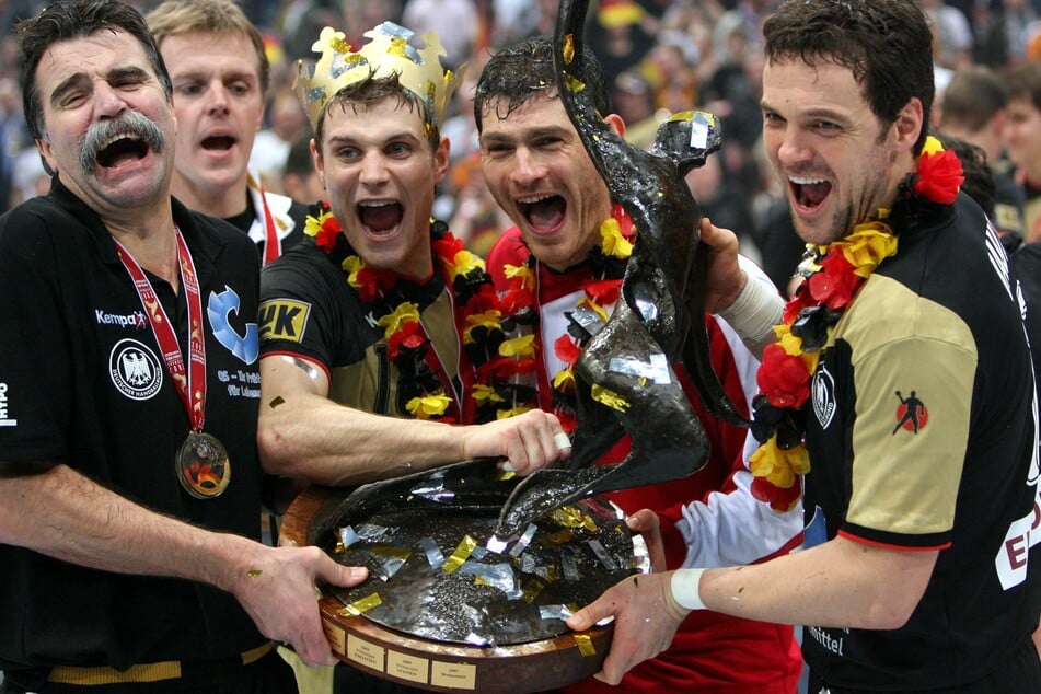 WM-Titel 2007: Trainer Brand (70, v.l.n.r.) hält den WM-Pokal zusammen mit seinen Spielern Michael Kraus, Torwart Henning Fritz und Kapitän Markus Bauer.