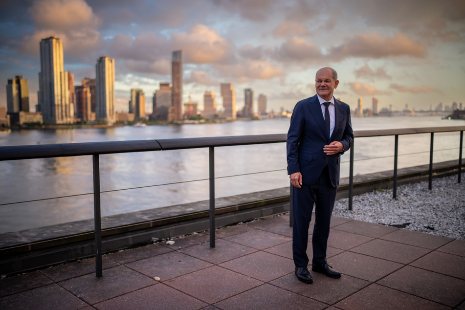 Bundeskanzler Olaf Scholz (65, SPD), steht beim Empfang zum 50. Jubiläum der Mitgliedschaft der Bundesrepublik Deutschland bei den Vereinten Nationen auf der Dachterrasse der UN am East River.