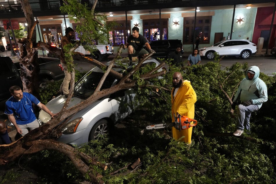 Die Straßen in Texas sind mit Trümmern übersät. Dutzende Autos wurden unter umgestürzten Bäumen begraben.