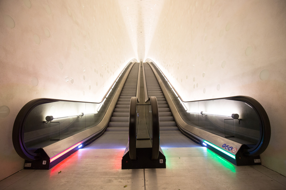 Der Eingangsbereich zur Elbphilharmonie über die Bogenrolltreppe. (Archivbild)