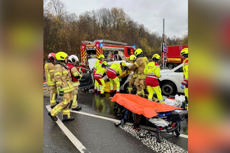 Die Rettungskräfte mussten eine schwerverletzte Person aus ihrem Wagen befreien.