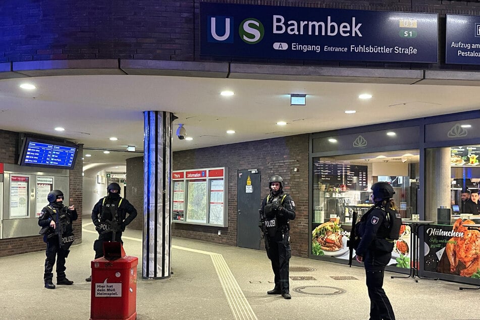 Die Polizei sicherte den U- und S-Bahnhof Barmbek mit zahlreichen Kräften ab.