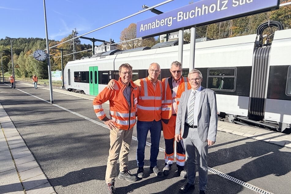 Lothar Werner (v.l., Alstom), Dr. Carsten Söffker (Alstom), Prof. Dr. Steffen Röhlig (RPS) und Mathias Korda (VMS). Im Hintergrund der Akkuzug Coradia Continental Bemu, links hinten die Ladestation.