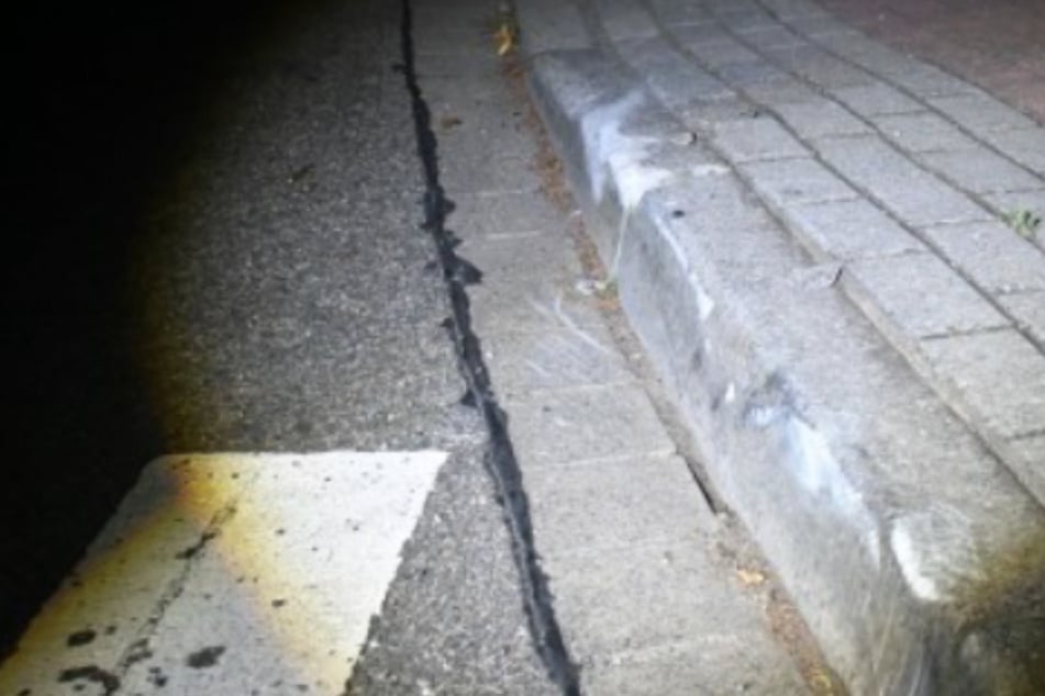 Nach dem Zusammenstoß mit dieser Bordsteinkante verlor der Mercedes an beiden rechten Reifen Luft.