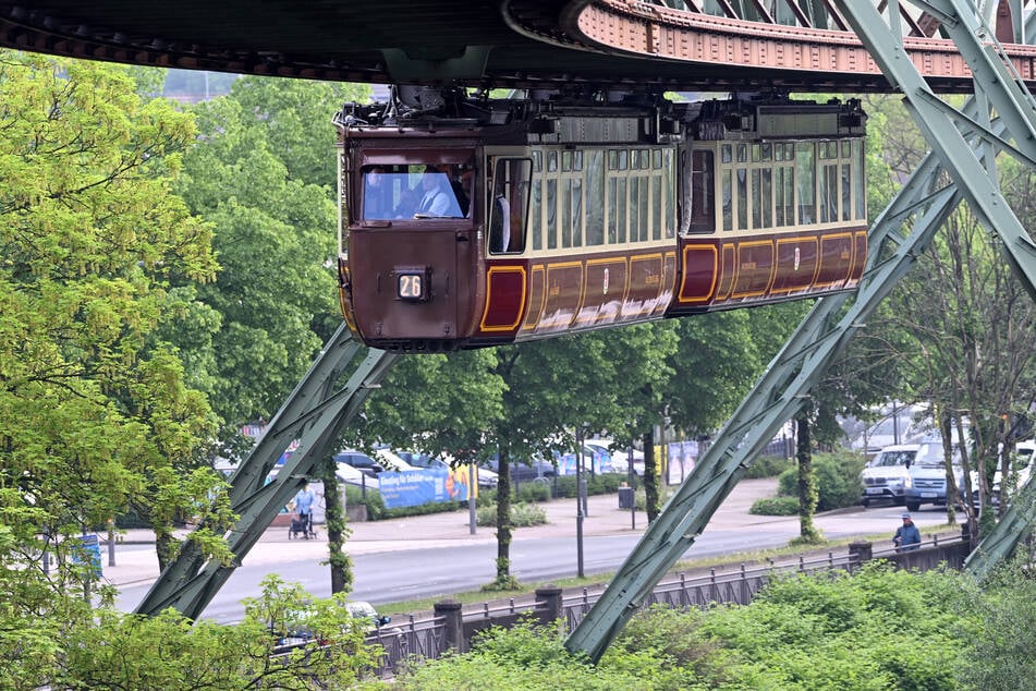 Die Schwebebahn war am Donnerstagabend in Wuppertal unterwegs, als ein Stein gegen die Bahn flog. (Archivfoto)