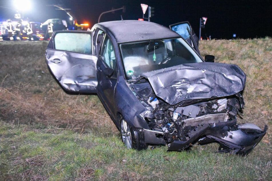 Kleinbus kracht auf B6 bei Leipzig in VW Polo: Vier Kinder verletzt!