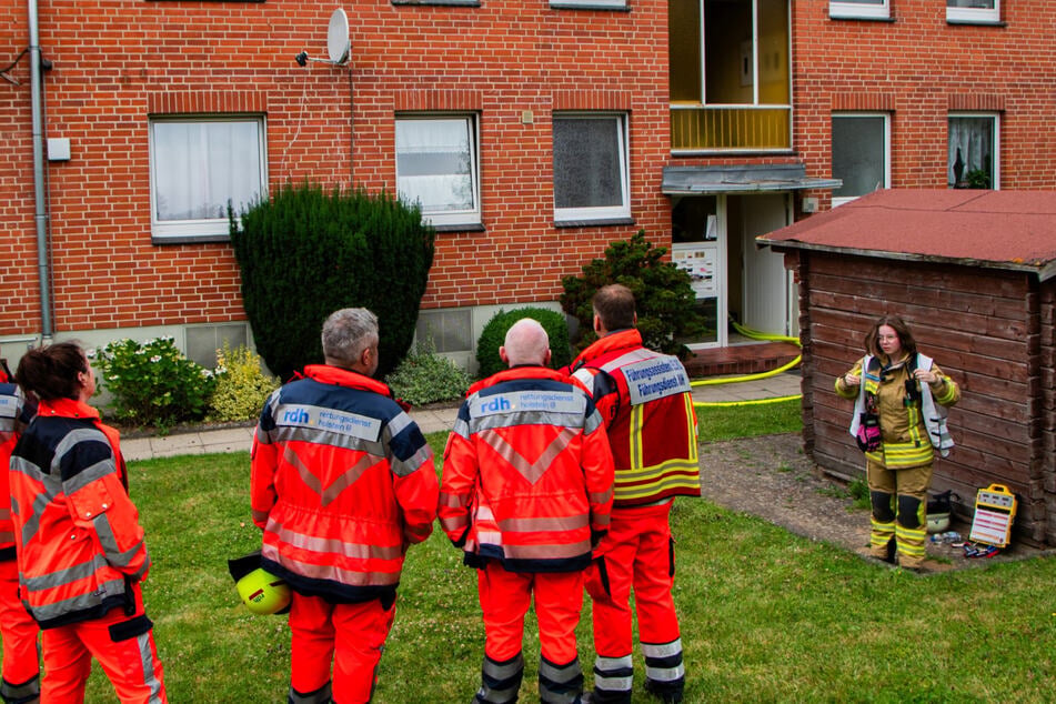 Wohnung steht in Flammen! Frau stirbt bei Brand in Mehrfamilienhaus