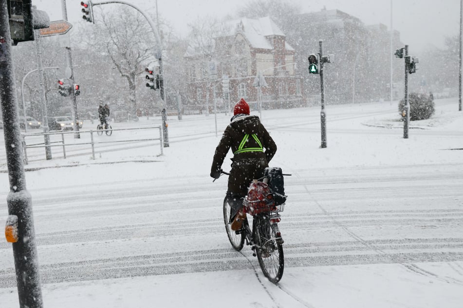 Immer wiederkehrender Schneefall hat Hamburg am Freitag fest im Griff.