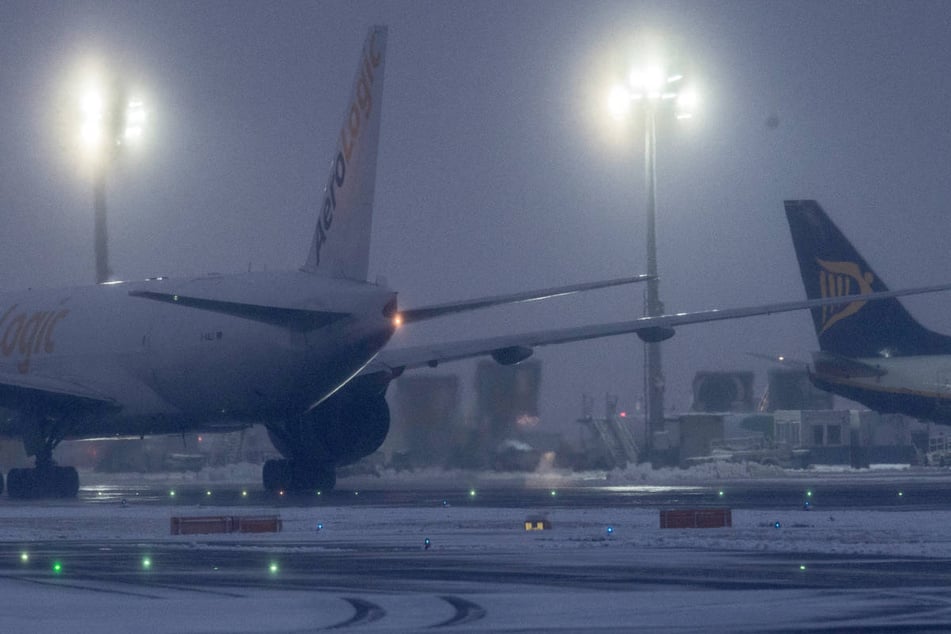Frankfurt: Wegen Schnee-Chaos: Frankfurter Flughafen erwartet viele Ausfälle!