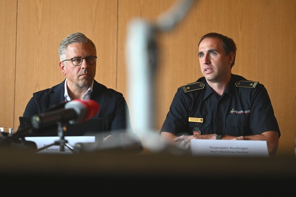 Der Finanz- und Wirtschaftsbürgermeister Roland Wintzen und Matthias Hertler, erster Stv. Feuerwehrkommandant, informierten im Rathaus Reutlingen über die anstehende Notfallversorgung.