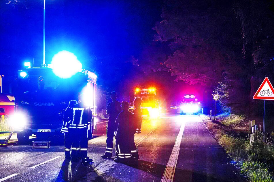 Die Feuerwehr hatte den eingeklemmten Fahrer aus dem Mercedes befreien müssen.