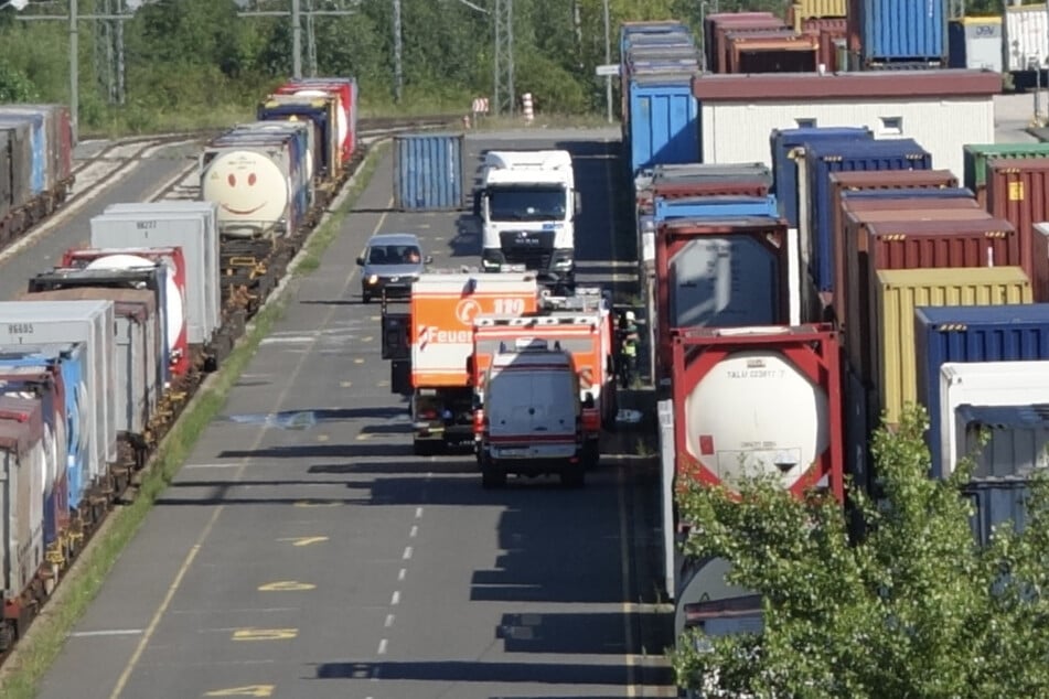 Leipzig: Hochentzündlicher Stoff aus Container ausgetreten: Feuerwehr im Einsatz