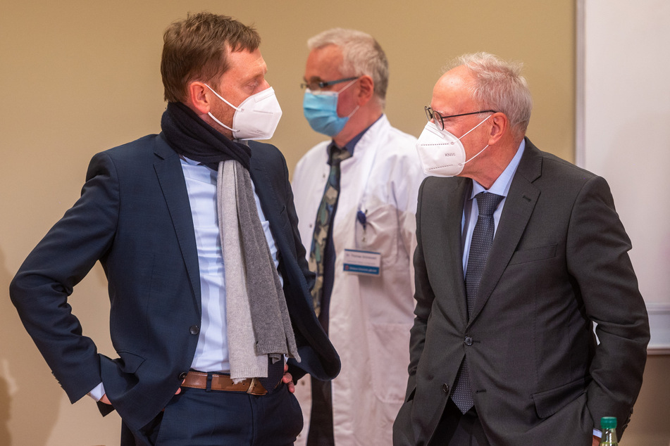 Ziehen an einem Strang: Infektiologe Dr. Thomas Grünewald (56, M.) mit Ministerpräsident Michael Kretschmer (45, l.) und Klinikkoordinator Dr. Christoph Josten (76, r.).