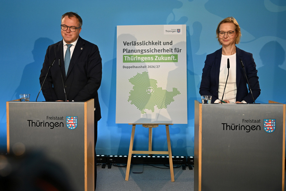Thüringens Ministerpräsident Mario Voigt (48, CDU) und Finanzministerin Katja Wolf (49, BSW) haben den Doppelhaushalt für Thüringen vorgestellt.