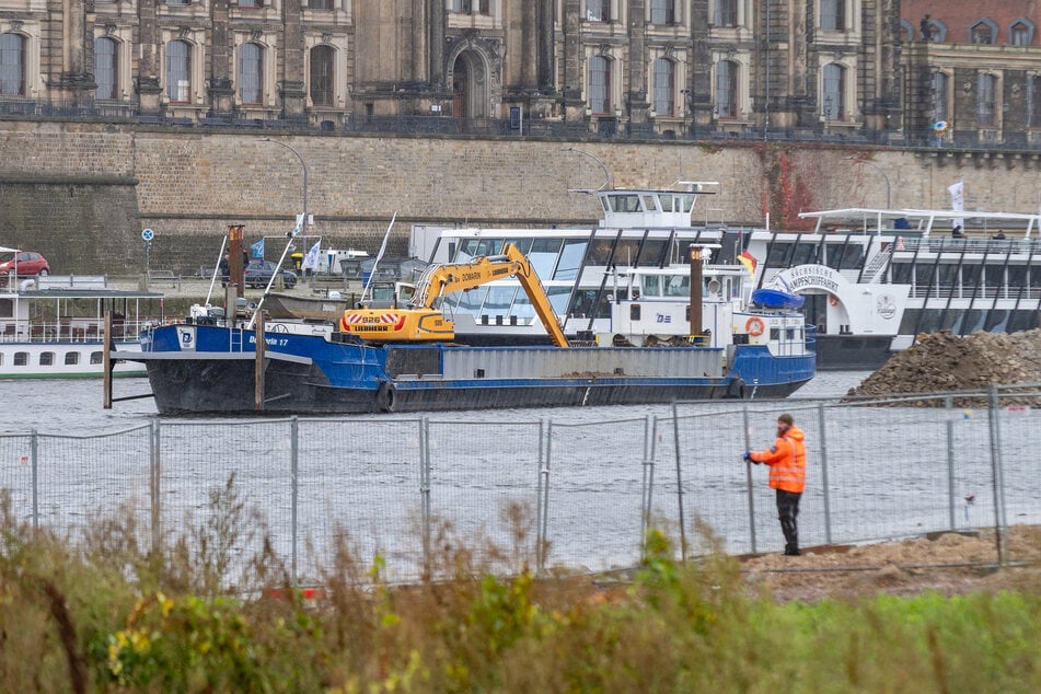Baggerschiff DOMARIN ist zur Beräumung des temporären Schutthaufen-Zwischenlagers an der Carolabrücke im Einsatz.