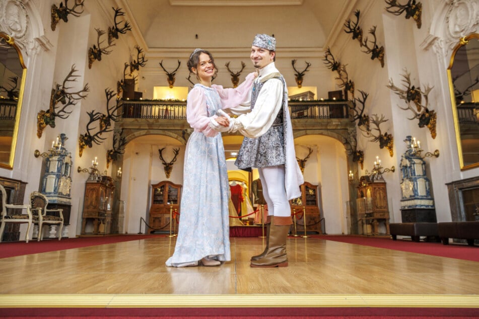 "Prinz" Felix Hauke (25) und "Aschenbrödel" Anna Gregor (28) tanzen Walzer im Speisesaal des Schlosses.