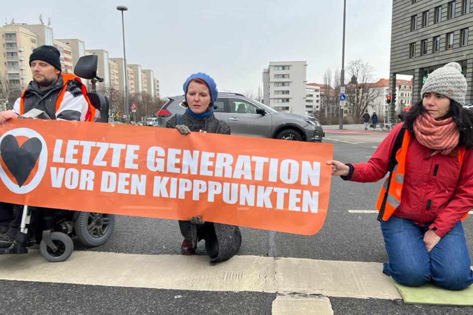 "Letzte Generation vor den Kippunkten" heißt es auf einem Transparent der Aktivisten.