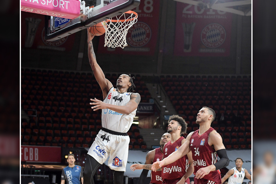 Center Darion Atkins (29, l.) fehlt erneut wegen seiner Sperre - es wäre das letzte Mal...