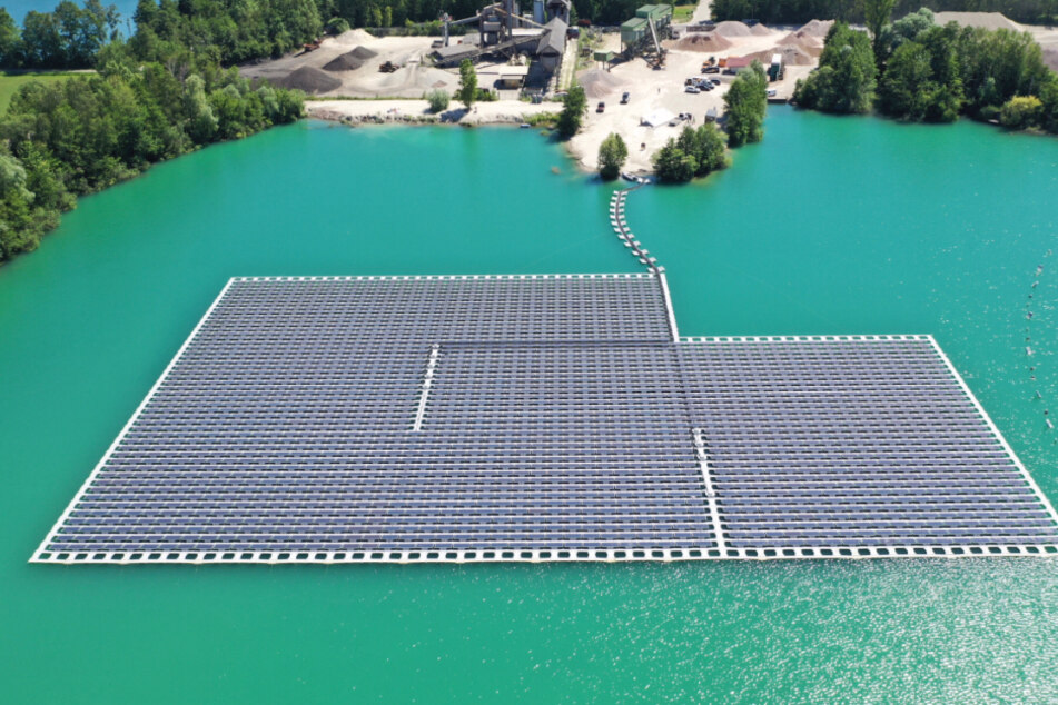 Eine Photovoltaik-Anlage schwimmt auf dem Baggersee Maiwald.