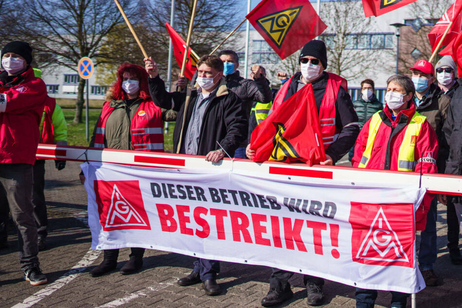 Nach Warnstreiks in Berlin, Brandenburg und Sachsen kehrt die IG Metall im Tarifkonflikt der Metall- und Elektroindustrie am Donnerstag an den Verhandlungstisch zurück.