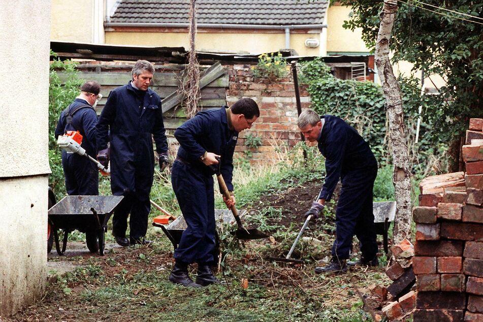Im Rahmen der aufwändigsten Hausdurchsuchung in der Geschichte Großbritanniens wurden 1994 die eingemauerten, vergrabenen und verbrannten Leichenteile im "Horrorhaus von Gloucester" zusammengetragen.