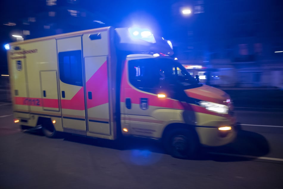 Ein alarmierter Rettungswagen brachte den verletzten 43-Jährigen in ein Krankenhaus. (Symbolbild)