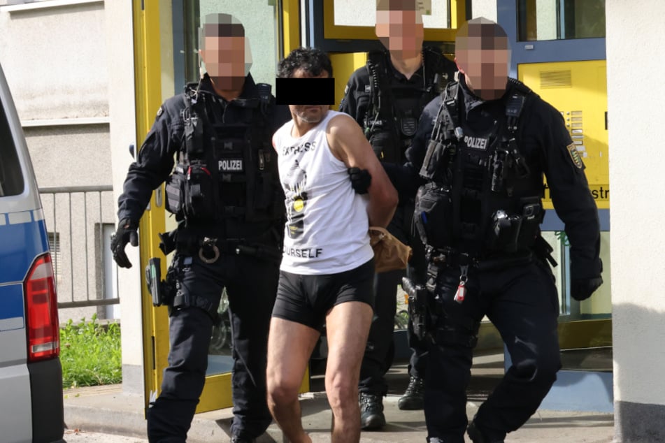 Der Mann (39) wurde kurz nach der Tat von Polizisten verhaftet - barfuß und in Unterhose brachten sie ihn aus dem Haus.