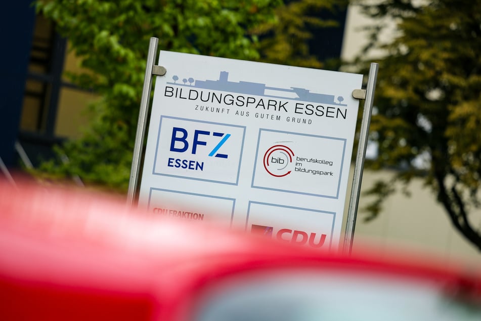 An dem Berufskolleg im Norden Essens begann am Montag erstmals nach der Tat wieder der Schulunterricht.