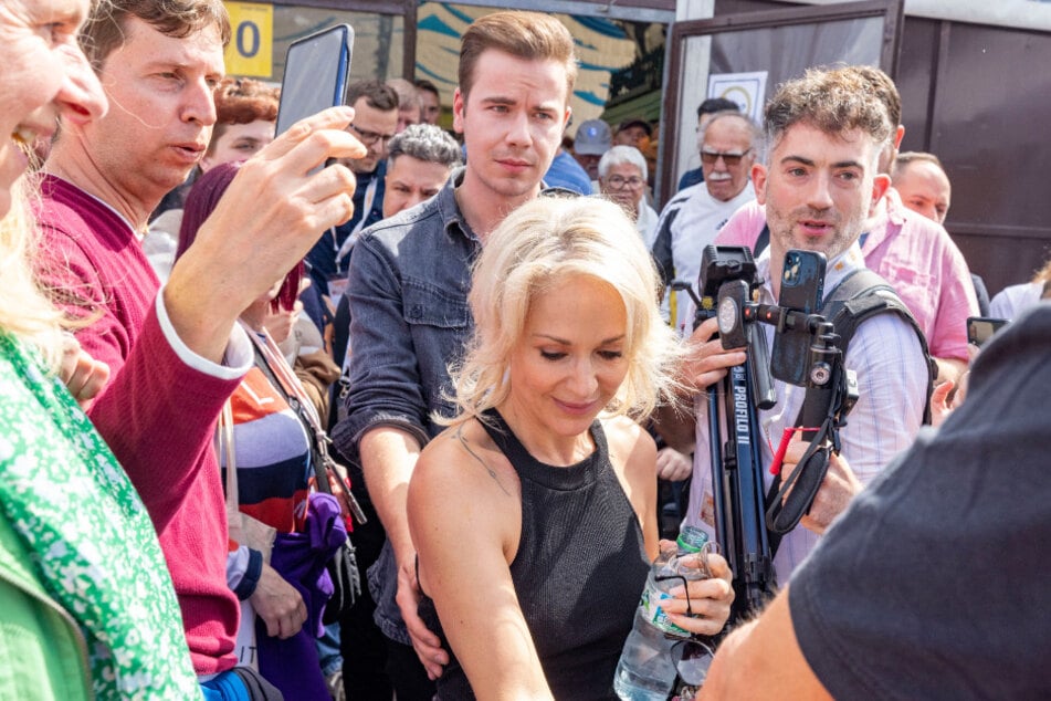 In Eric Philippi (hinter ihr) hat Tanja Gisela Hewer ihren Partner fürs Leben gefunden.