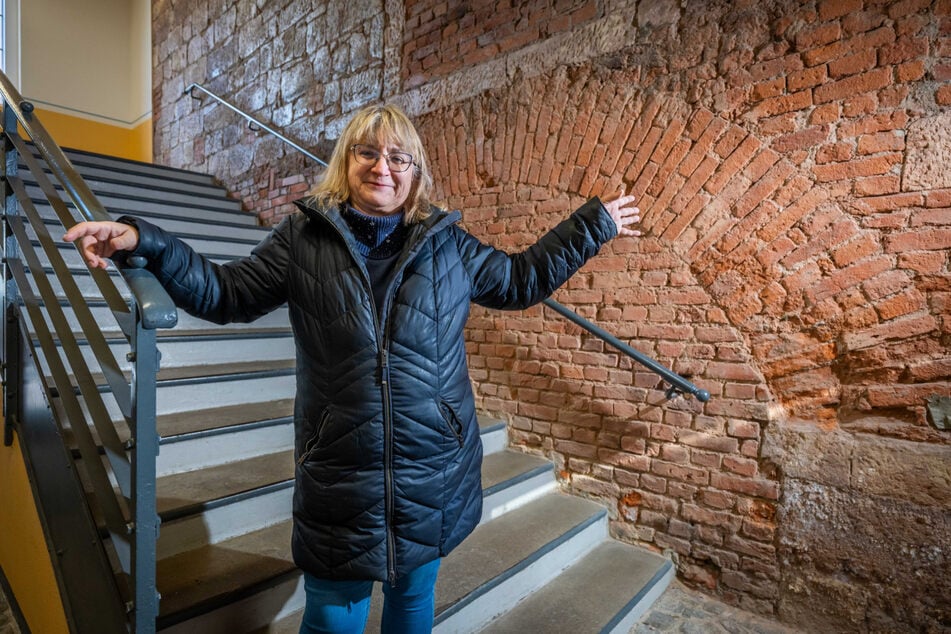 Karin Meisel (61) kennt die Historie der Ziegel und Wandsteine in der alten Gießerei in der Schönherrfabrik.