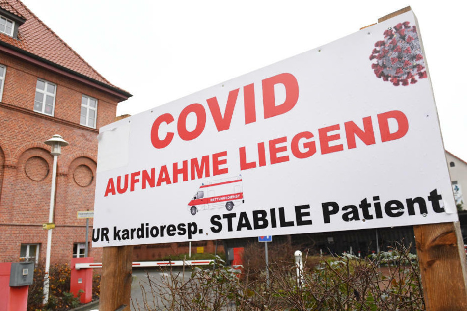 Ein Schild mit dem Schriftzug "Covid" steht auf dem Gelände des Krankenhauses in Demmin. Der Landkreis Mecklenburgische-Seenplatte wurde am Donnerstagabend als Hochrisikogebiet ausgewiesen.