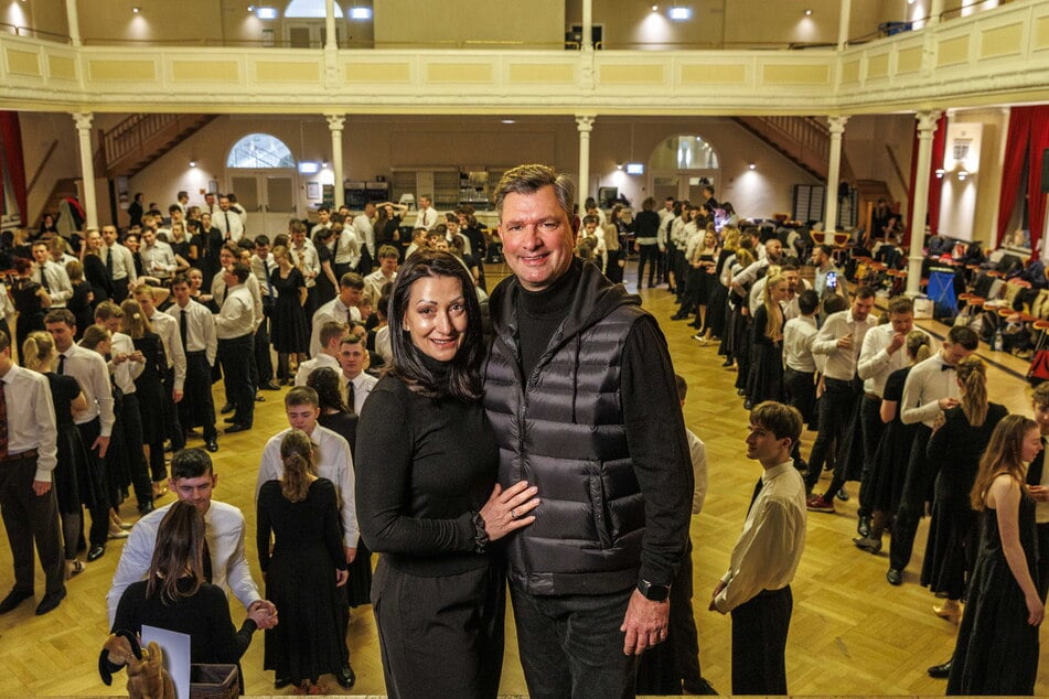 Tassilo (53, r.) und Sabine Lax (52) von der Tanzschule Lax studieren mit den Debütanten die Choreografie im Ballsaal der Coswiger "Börse" ein.