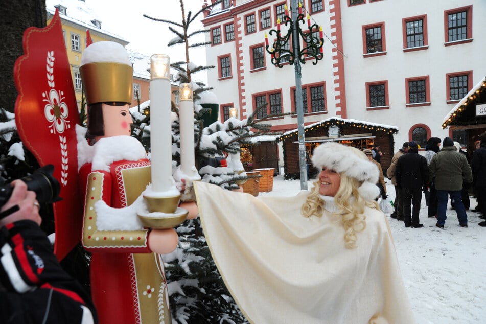 Lasst Euch vom Weihnachtsengel und dem Nikolaus schöne Geschichten in Chemnitz erzählen. (Archivbild)