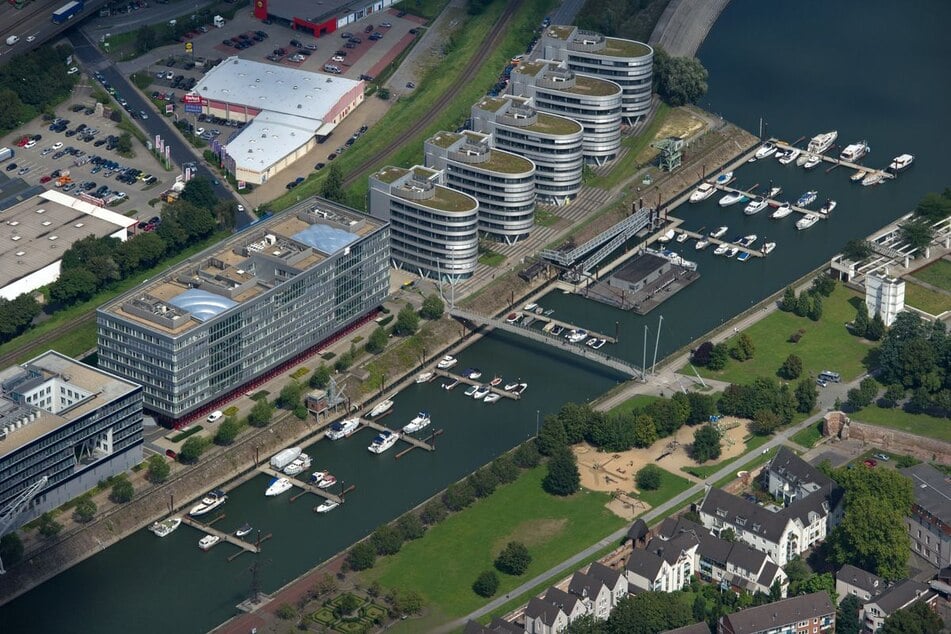 Im Duisburger Hafen haben Taucher der Feuerwehr eine männliche Leiche aus dem Wasser geborgen. (Symbolbild)