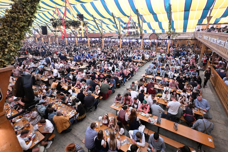 In Bierzelten gelten Sonderregelungen. (Symbolfoto der Cannstatter Wasen)