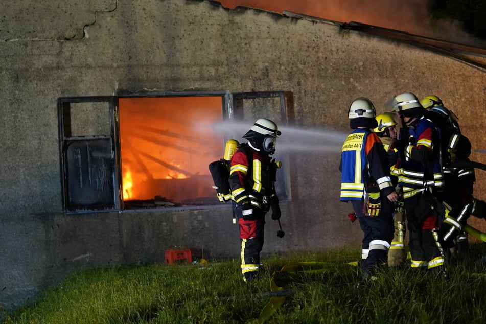 Feuerwehrleute kämpften unter Atemschutz gegen die Feuersbrunst in der Halle.