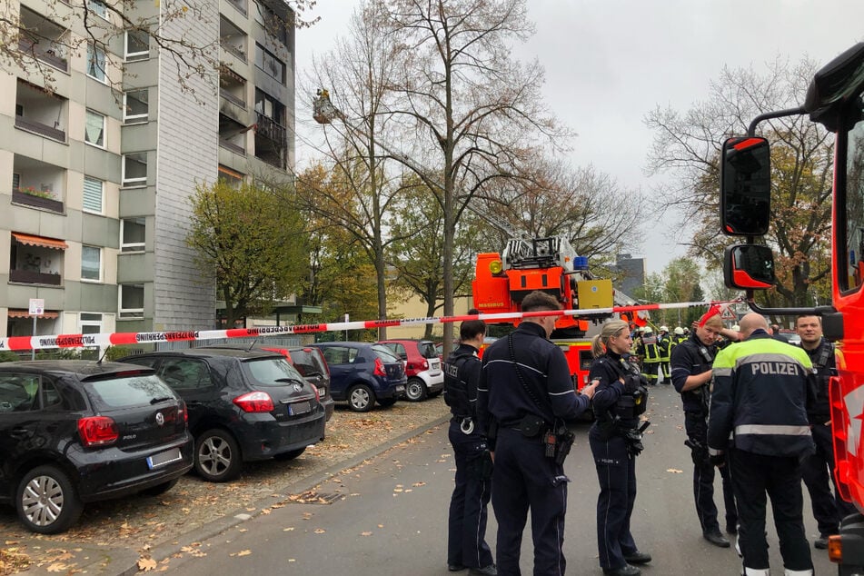 Köln: Feuer wütet in 4. Stock von Kölner Hochhaus!