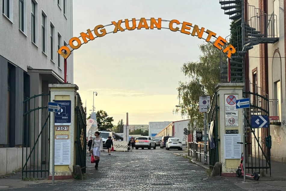 Im Dong Xuan Center in Berlin-Lichtenberg führt die Polizei immer wieder Razzien wegen des Verdachts der Schwarzarbeit durch. (Archivfoto)