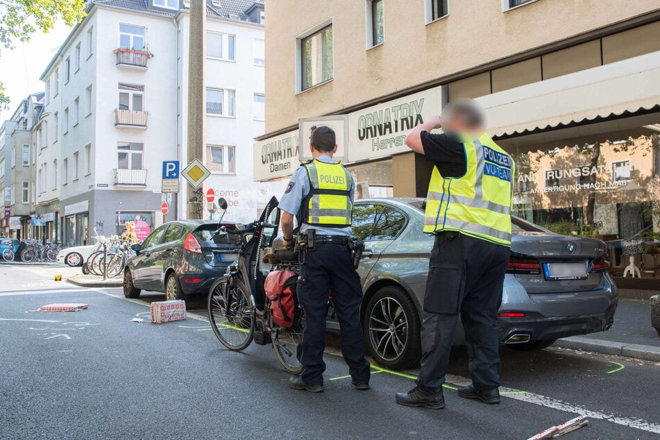 Ein Verkehrsunfall-Aufnahmeteam der Polizei sichert die Spuren am Unfallort an der Luxemburger Straße in Köln.