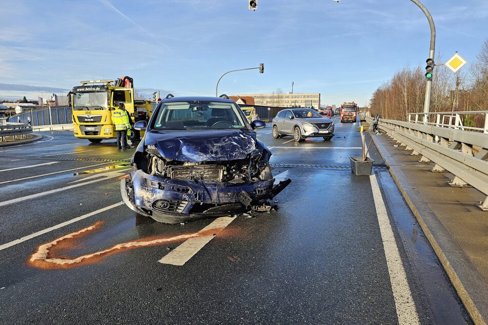 Auf der S289 krachte es am Montagmorgen zwischen Werdau und Fraureuth: Ein VW stieß mit einem Nissan zusammen. Die Straße war für mehr als drei Stunden gesperrt.