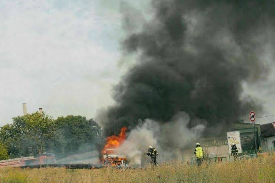 Das Auto fackelte nach der Flucht komplett ab.