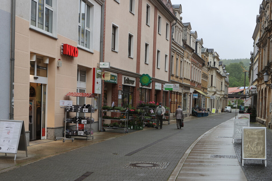 Fast menschenleer ist die Fußgängerzone der Altstadt. Der Landkreis Greiz ist derzeit eines der besonders von der Corona-Pandemie betroffenen Gebiete in Deutschland.