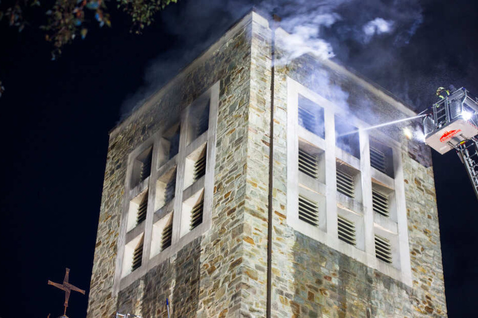 Die massive Bauweise des Turms bereitete der Feuerwehr Probleme.
