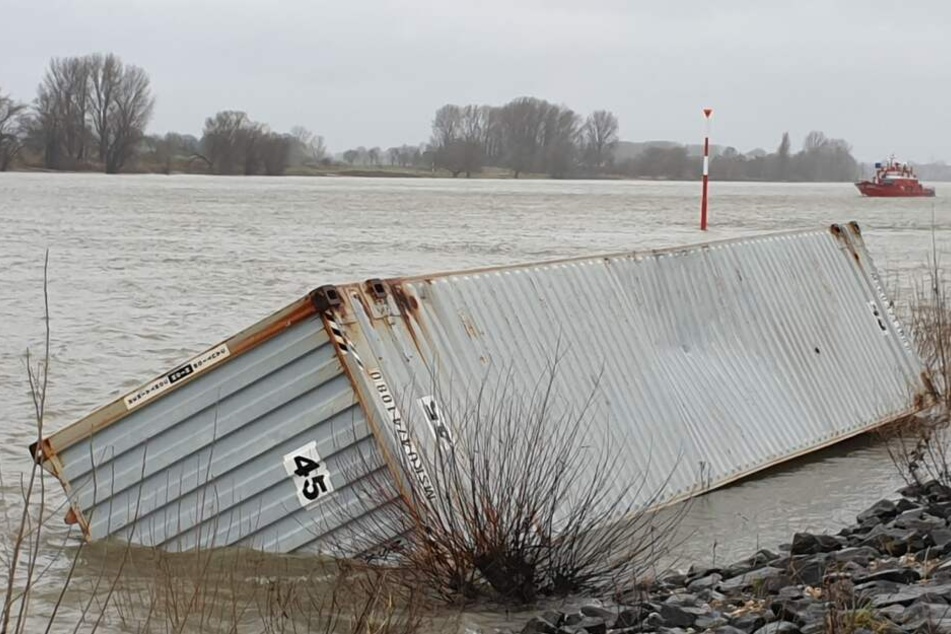 Ein Container wurde durch den Sturm von einem Schiff in den Rhein geweht.