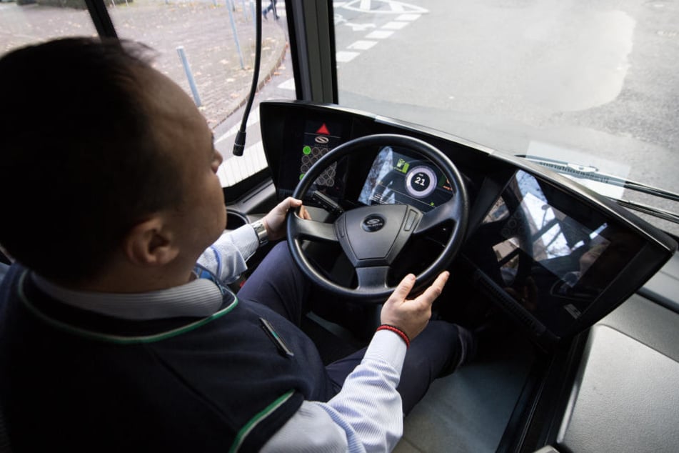 Der Busfahrer wurde aus seinem Fahrzeug gezerrt und mit der Waffe bedroht.