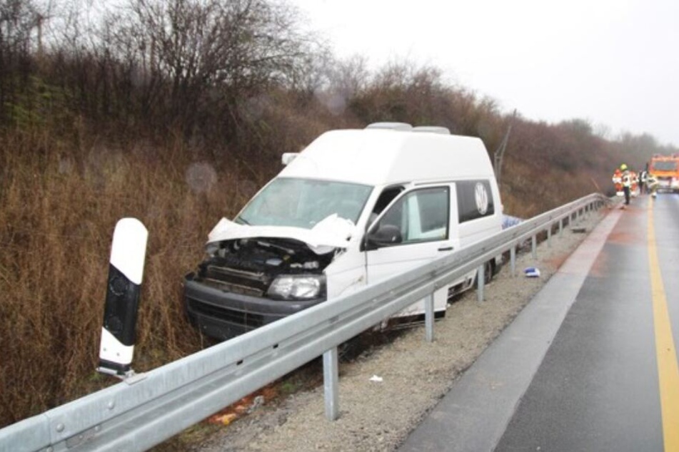 Das Wohnmobil schleuderte von der Autobahn in ein Schild.