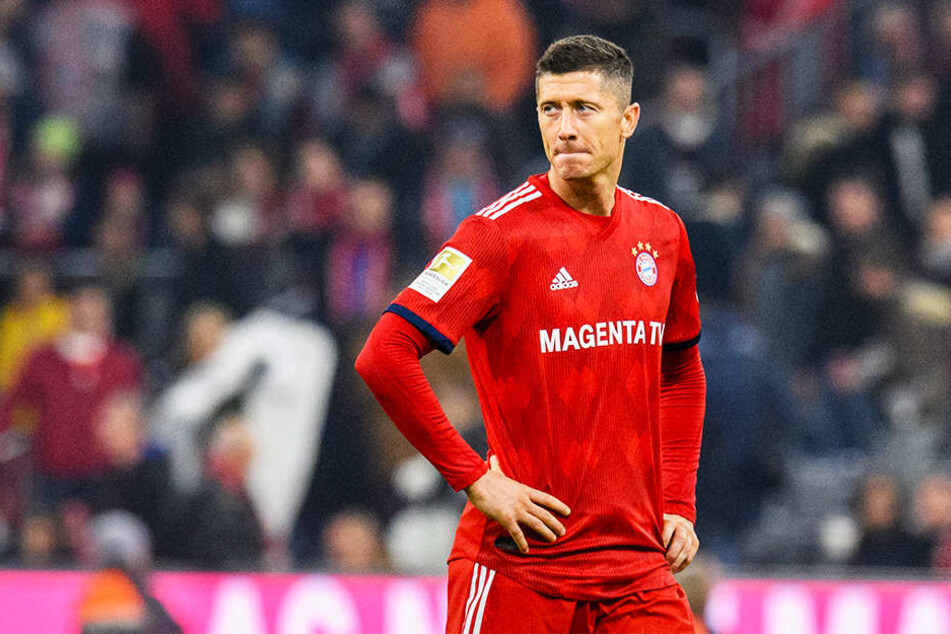 Leerer Blick: Robert Lewandowski schaut betreten und verständnislos nach dem 1:1 gegen den SC Freiburg in der Allianz Arena um sich.