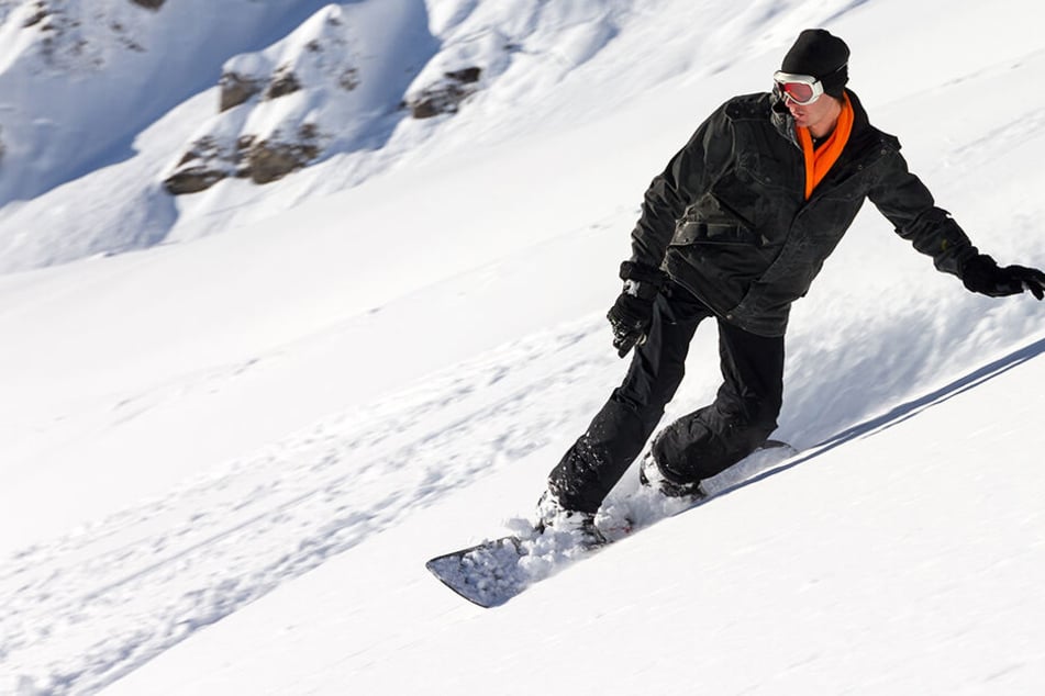 Der Snowboarder war auf der Piste mit einem Kind kollidiert. (Symbolbild)