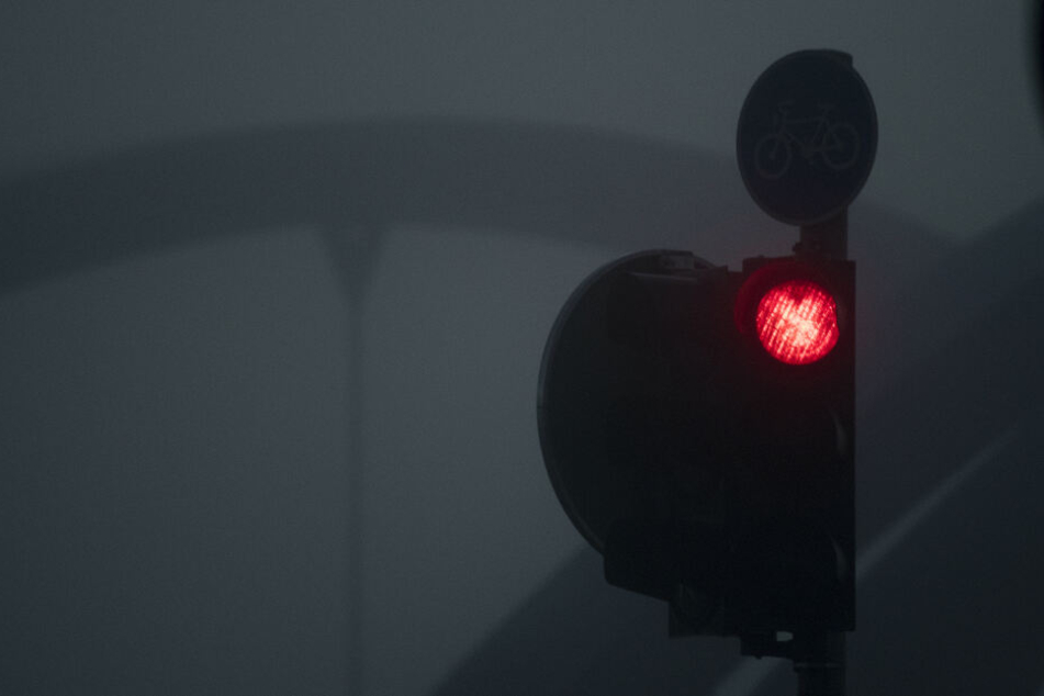 Der Junge lief trotz der roten Ampel über die Straße. (Symbolbild)